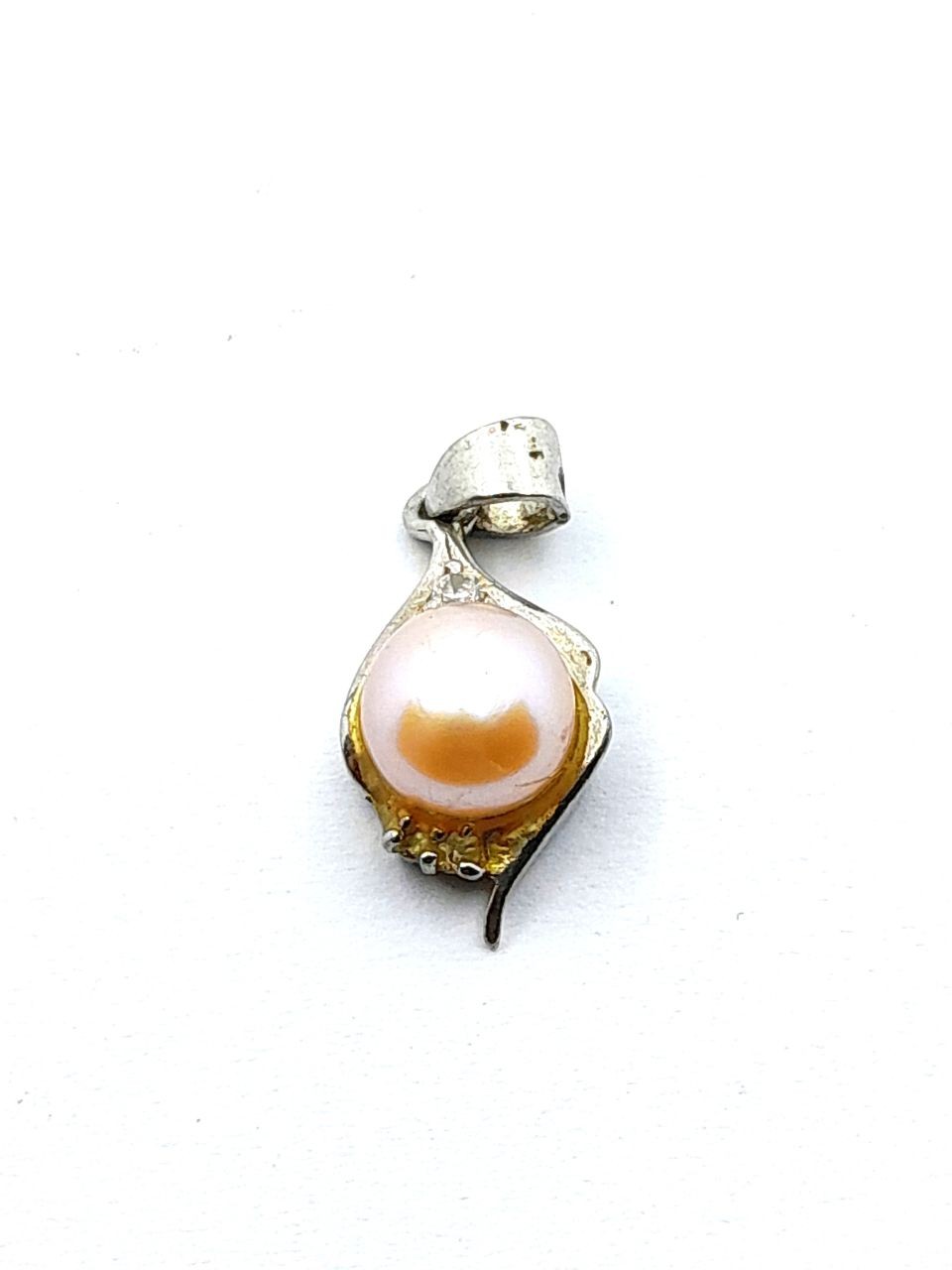 Silver pendant with pearls