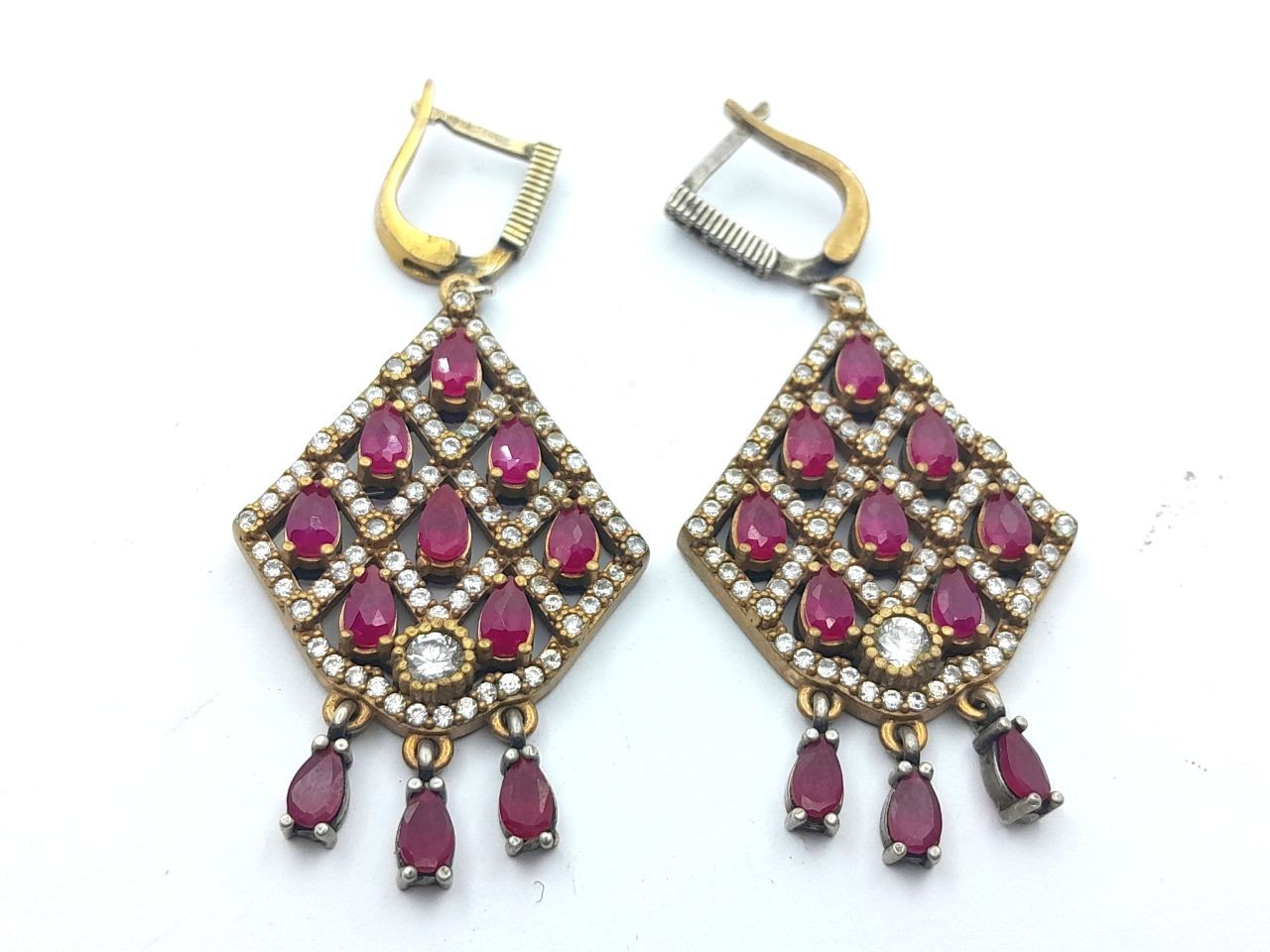 Silver earring with ruby stones